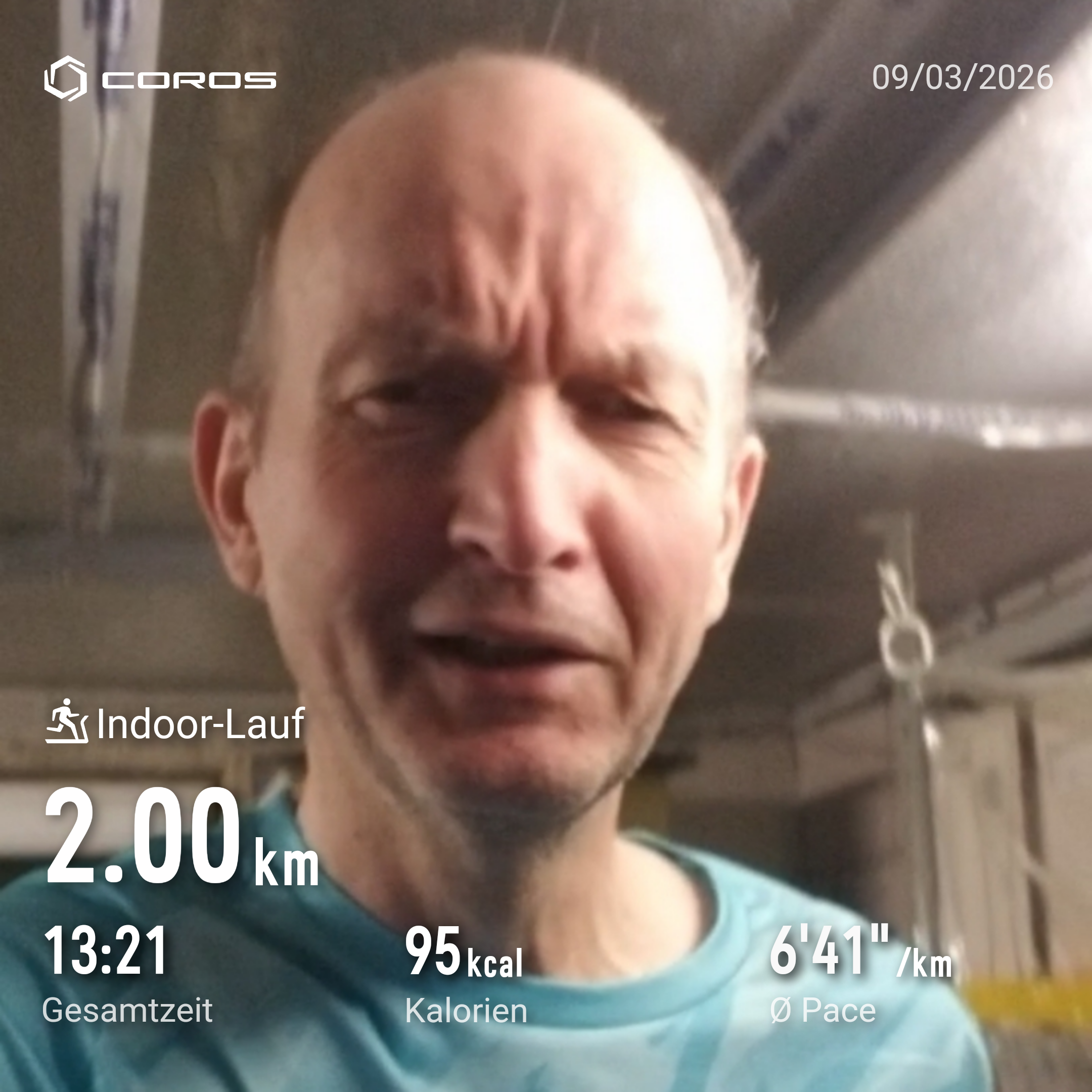 Säuerlich drein blickender Läufer beim Streakerhalt nach einem Marathon...