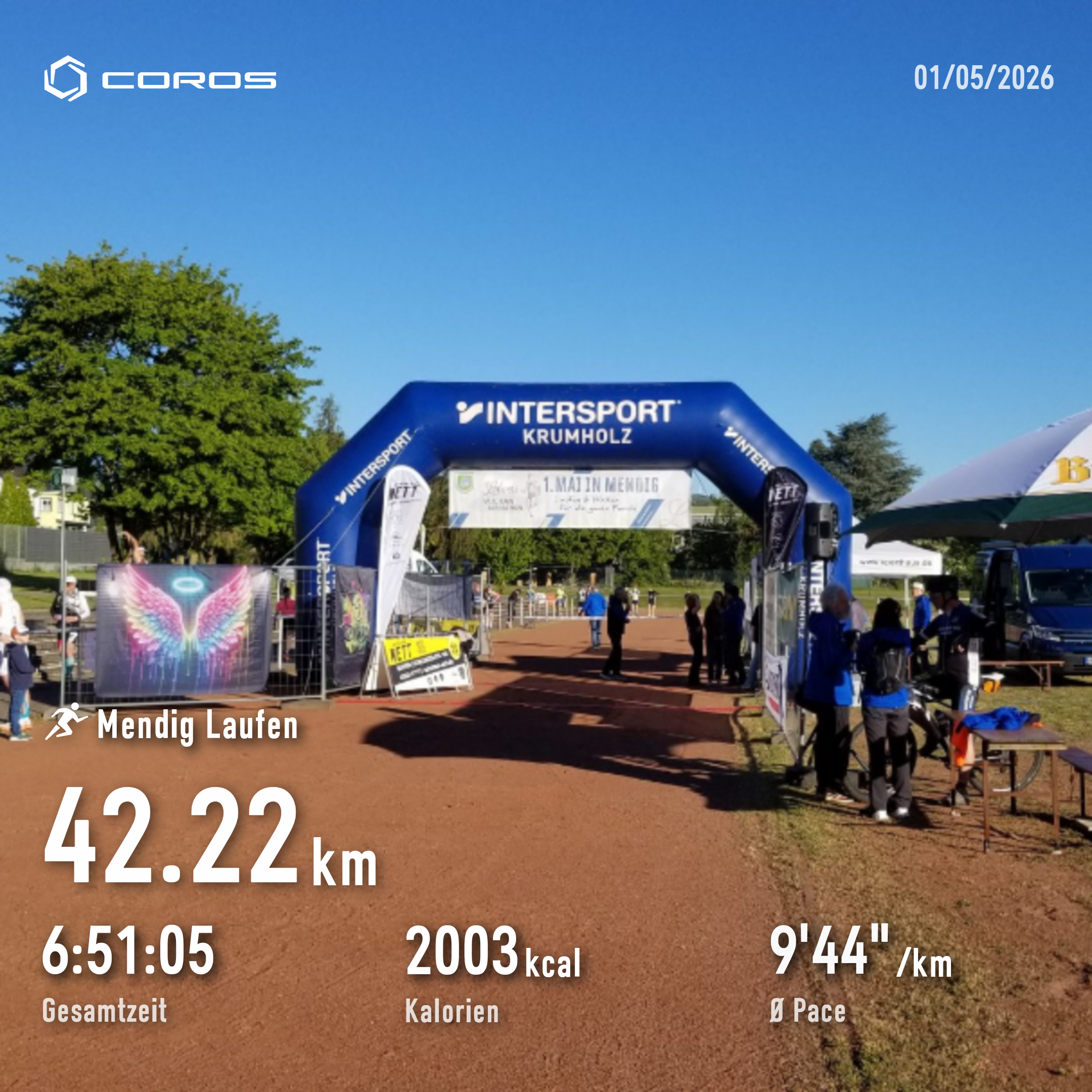 Bild vom blauen Startbogen beim Lohners Vulkan Marathon auf der Aschenbahn mit einem blauen wolkenlosen Himmel darüber.