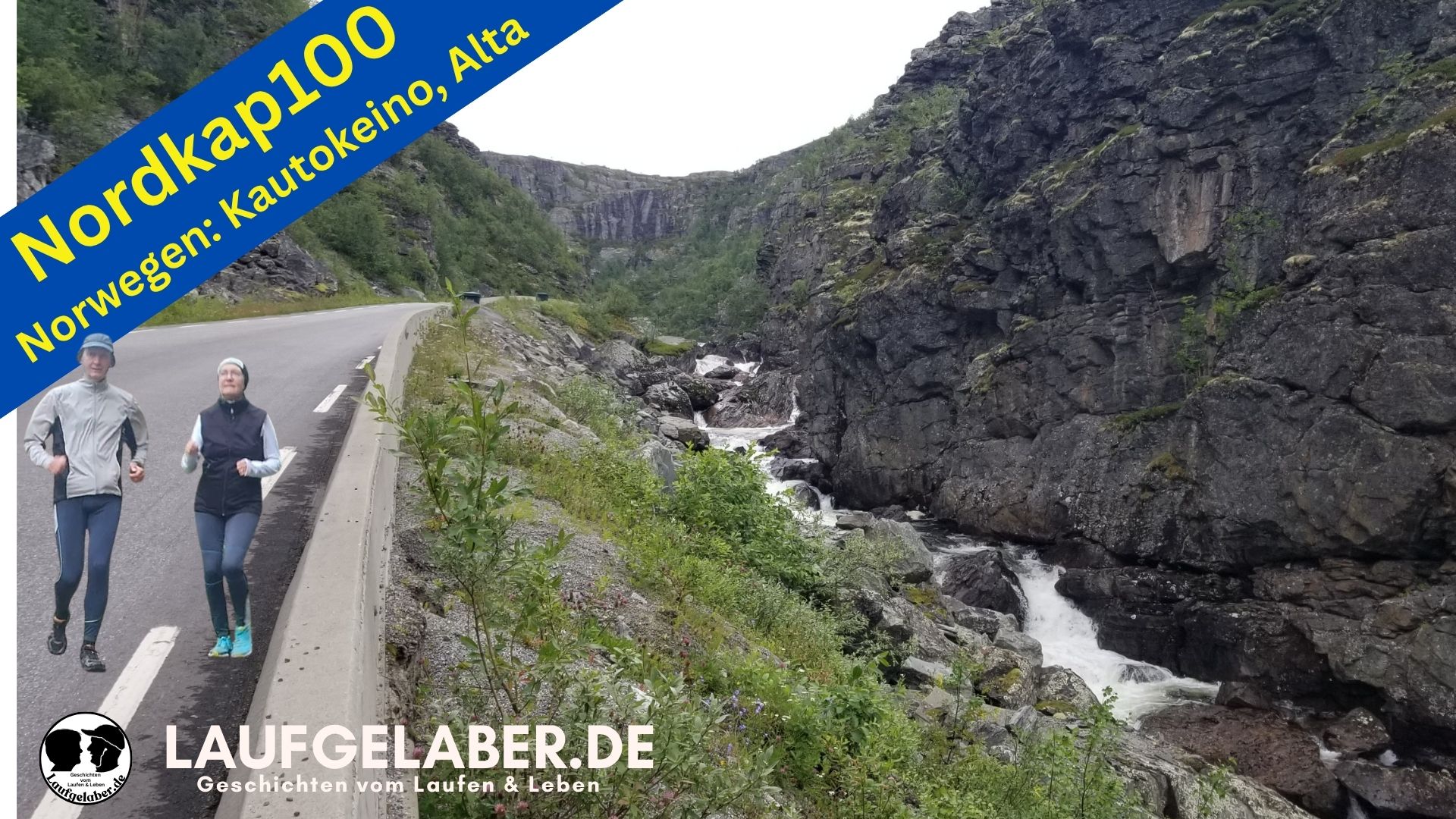 Ein Blick in den Alta Canyon. Links ein Stück Straße, recht der reissende Fluss Altaalva mit schäumend weißen Stromschnellen inm engen Tal. Auf der Straße eine Läuferin und ein Läufer.