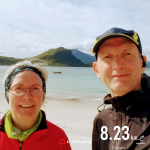 Sandstrand, Meer und Berge